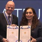 Presidenti i FIFA-s, dekorohet nga Osmani