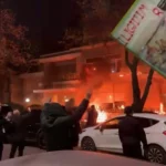 Ish-vila e Enver Hoxhës në flakë, protestuesit e PD hedhin ‘breshëri’ molotovësh dhe fishekëzjarrësh