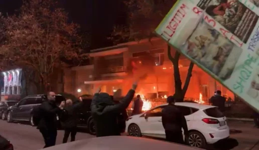 Ish-vila e Enver Hoxhës në flakë, protestuesit e PD hedhin ‘breshëri’ molotovësh dhe fishekëzjarrësh