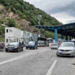 Mërgimtarët po presin 40 minuta për të hyrë në Kosovë nga Dheu i Bardhë