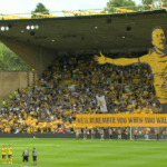 Moment emocionues në stadiumin e Wolves, tifozët shfaqin një baner për Diogo Jotan