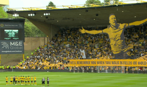 Moment emocionues në stadiumin e Wolves, tifozët shfaqin një baner për Diogo Jotan