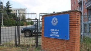 Dogana kap armë dhe municion në pikëkalimin kufitar Qafë Prush