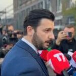 Zihet ngushtë ambasadori Doli, mundohet të nxirret që seancat në Hagë i ndoqi online
