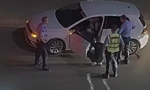 Pamje tjera, momenti kur Agon Zejnullahu del nga vetura me duar pas kokës, policët i gjuhen sipër
