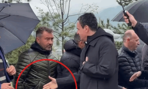 Qytetari nuk ia zgjat dorën Albin Kurtit gjatë homazheve në Gllobar të Drenasit – pamje