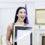 Revista e njohur franceze: Dua Lipa, arma diplomatike e popit që e bën Kosovën të shkëlqejë