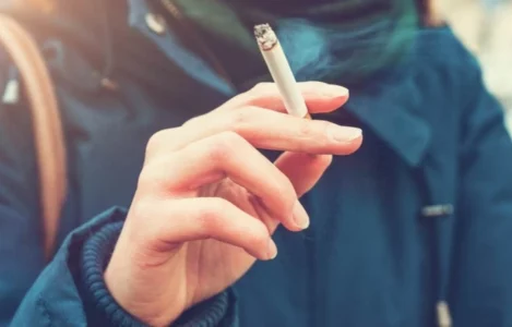 Mosha kur nisni duhanin mund ta dyfishojë rrezikun e sulmit në zemër e tru