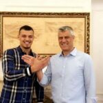 Endrit Thaçi shpërndan banerin për çlirimtarët “sillni ata në shtëpi”
