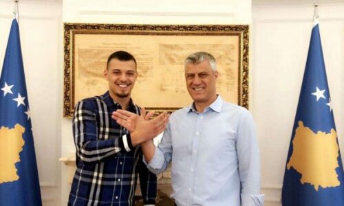 Endrit Thaçi shpërndan banerin për çlirimtarët “sillni ata në shtëpi”