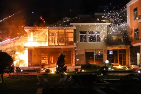 “S`e dija që ishin brenda” – Berisha kërkon ndjesë për sulmin në shtëpinë e Enver Hoxhës