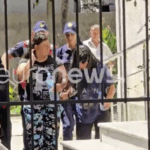 Shqipëri: Dalin përpara gjykatës vajza që vrau babanë me tel