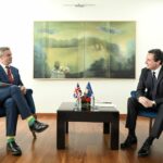 Ambasadori britanik i shkon Kurtit në zyrë, flasin për bllokimin e Kuvendit dhe samitin e NATO-s