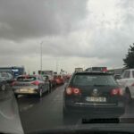 Reshje të dendura, shkaktohet kolonë e gjatë në një pjesë të magjistrales Prishtinë-Ferizaj