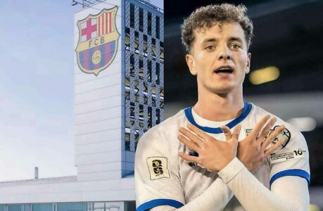 Fisnik Asllani fotografohet me legjendën e Barcelonës