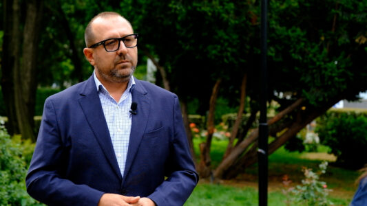 Dushi: Kosova hyn në përvjetorin e pavarësisë mes krizash politike, izolimit dhe humbjes së besimit