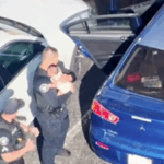 Fëmijë i braktisur në veturë në 43°C – policët thyejnë xhamin për ta shpëtuar