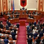 Kuvendi i Shqipërisë nis me një minutë heshtje për Adem Jasharin