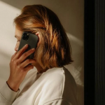 Gratë po “digjen” nga mbingarkesa: Ja pse truri i tyre lodhet më shpejt se ai i burrave