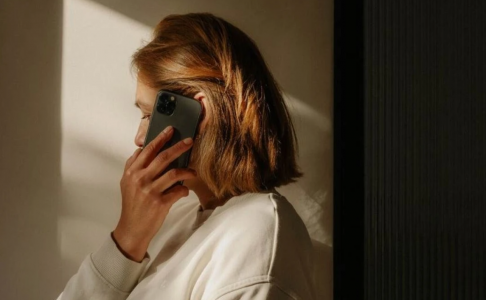 Gratë po “digjen” nga mbingarkesa: Ja pse truri i tyre lodhet më shpejt se ai i burrave