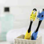 Si ta pastroni furçën e dhëmbëve?