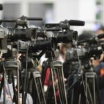 Reporterët pa Kufij: Kosova shënon përparim në lirinë e medias, por gazetarët vazhdojnë të jenë subjekt i sulmeve politike