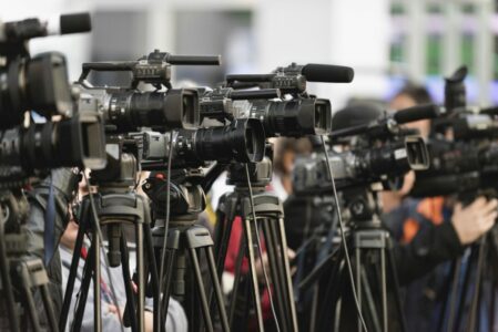 Reporterët pa Kufij: Kosova shënon përparim në lirinë e medias, por gazetarët vazhdojnë të jenë subjekt i sulmeve politike