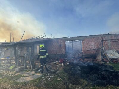 Përfshihet nga zjarri një stallë pa bagëti në Madanaj të Gjakovës