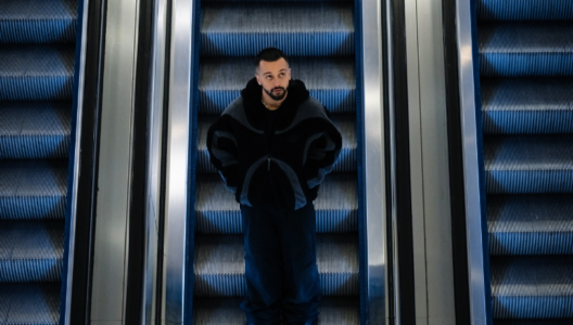 Pas humbjes së vëllait, Gjesti rikthehet në skenë me “Memories”