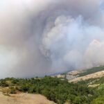 Flakët bllokojnë fshatrat e Gramshit, Ministria thirrje urgjente banorëve për largim