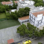 Tronditëse në Athinë: Nxënësja 14-vjeçare therret me thikë brenda shkollës