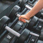 Peshat në palestra kanë 362 herë më shumë baktere se ndenjëset e tualetit