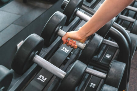 Peshat në palestra kanë 362 herë më shumë baktere se ndenjëset e tualetit