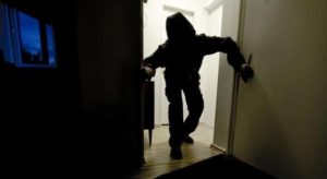 I hyjnë në shtëpi dhe ia kërkojnë 40 mijë euro