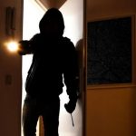 Aktakuzë ndaj katër personave për grabitje në Pejë – në pompë u futën me armë e maska