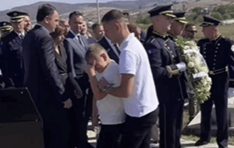 Djali i Afrim Bunjakut përlotet gjatë homazheve