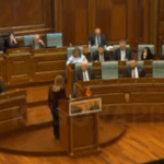 “Ndërpreja fjalën regjia”, “Po ofendoni pacientët që dergjen pa barna”, debat mes Albulena Haxhiut e Hykmete Bajrami