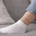 Nëse çorapet ju lënë shenja të thella në këmbë, nuk është rastësi: Ja çfarë po sinjalizon trupi