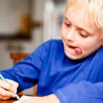 Nxjerrja e gjuhës dhe ndalja e frymëmarrjes: Ja pse e bëjmë këtë kur shkruajmë