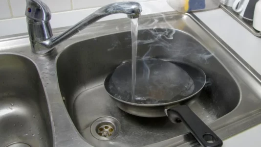 Ky zakon i keq po ua dëmton enët: Mos i futni kurrë të nxehta në ujë