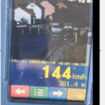 21 vjeçari me veturë me targa të huaja lëviz 144 km/h në një rrugë në Shtime ku kufizimi ishte 60km/h, e zë Policia