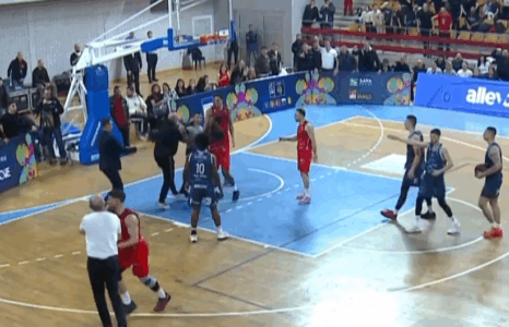 Skandal në Gjakovë, sulmohet gjyqtari i ndeshjes Vëllaznimi – Prishtina, Policia arreston një person