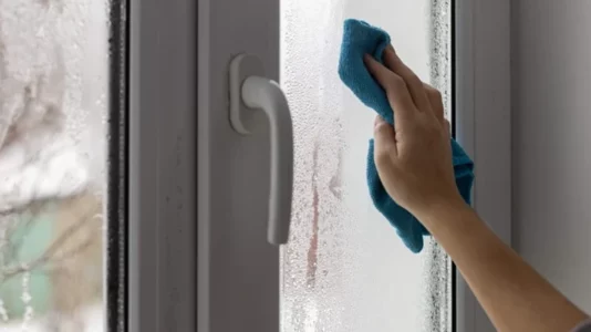 A ju lagen dritaret sapo të ftohet moti, – Ky truk kundër kondensimit vërtet funksionon