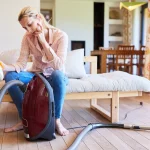 Hidhni këtë erëz të njohur në fshesën elektrike: Kur të merrni vesh arsyen, s’do hiqni dorë më