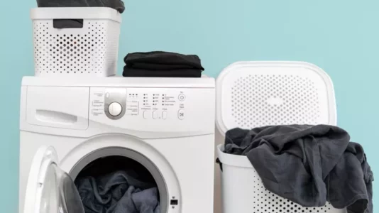 Shmangni zbehjen e rrobave të errëta duke aplikuar këto këshilla