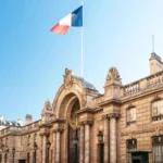 Një anëtar i stafit të Pallatit Elize në gjyq për vjedhjen e enëve të çmuara