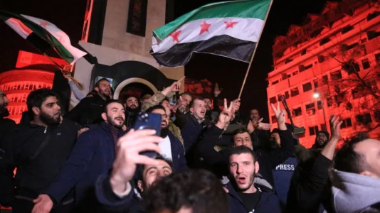 Momenti i tmerrshëm kur një ortek “rrëmben skiatorët”, në resortin francez të skive