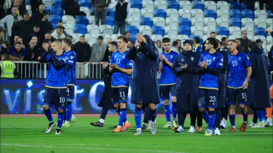 U ndalua në rrugë nga një influencues dhe fitoi sfidën e tij – Bebe Rexha i dhuron 100 dollarët për dikë tjetër në nevojë