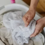 Zbardhni rrobat me përbërës që i keni në shtëpi, do të habiteni nga rezultatet