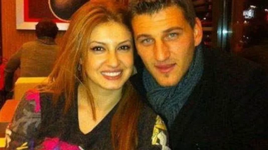 Momenti kur Egli Pashollari vritet me thikë nga Gazment Buçpapaj dhe bashkëshortja e tij